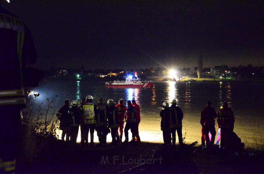 Einsatz BF Koeln PKW im Rhein Mondorf Hersel P037.JPG